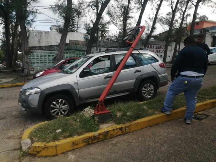 ¡Se le vino encima! Semáforo cae sobre auto en el centro de Coatzacoalcos