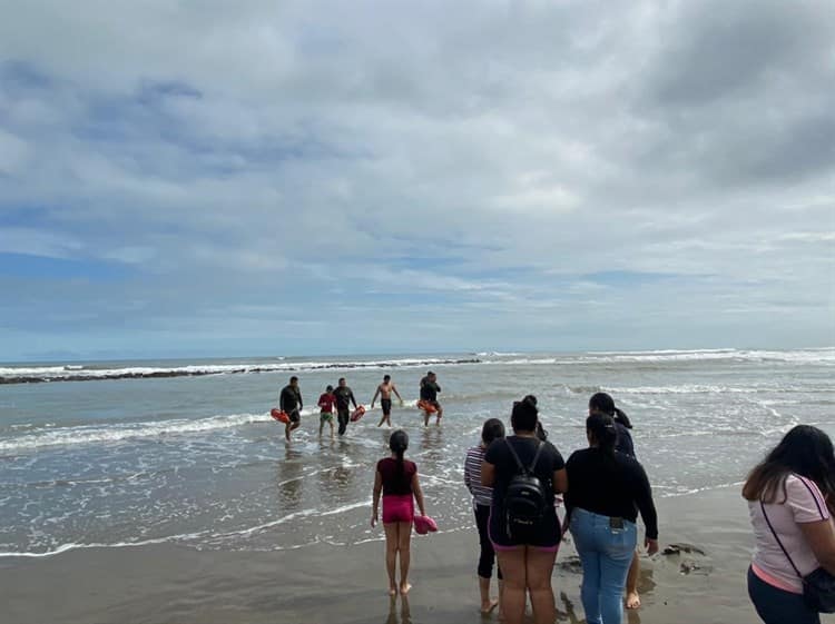 Rescatan a turistas a punto de ahogarse en playa de Chachalacas, Veracruz