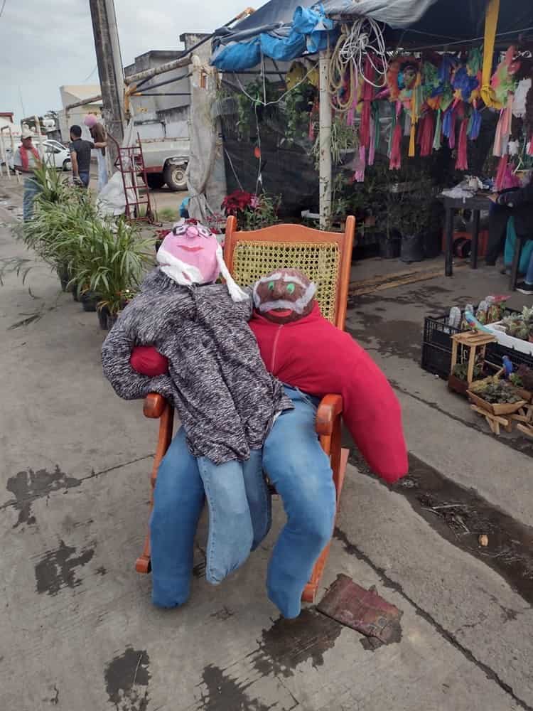 Promueven en mercados veracruzanos las piñatas de viejos; no más quemazón