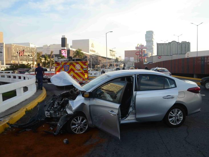 Mujer se desmaya y termina estrellada en su auto en puente de Boca del Río(+Video)