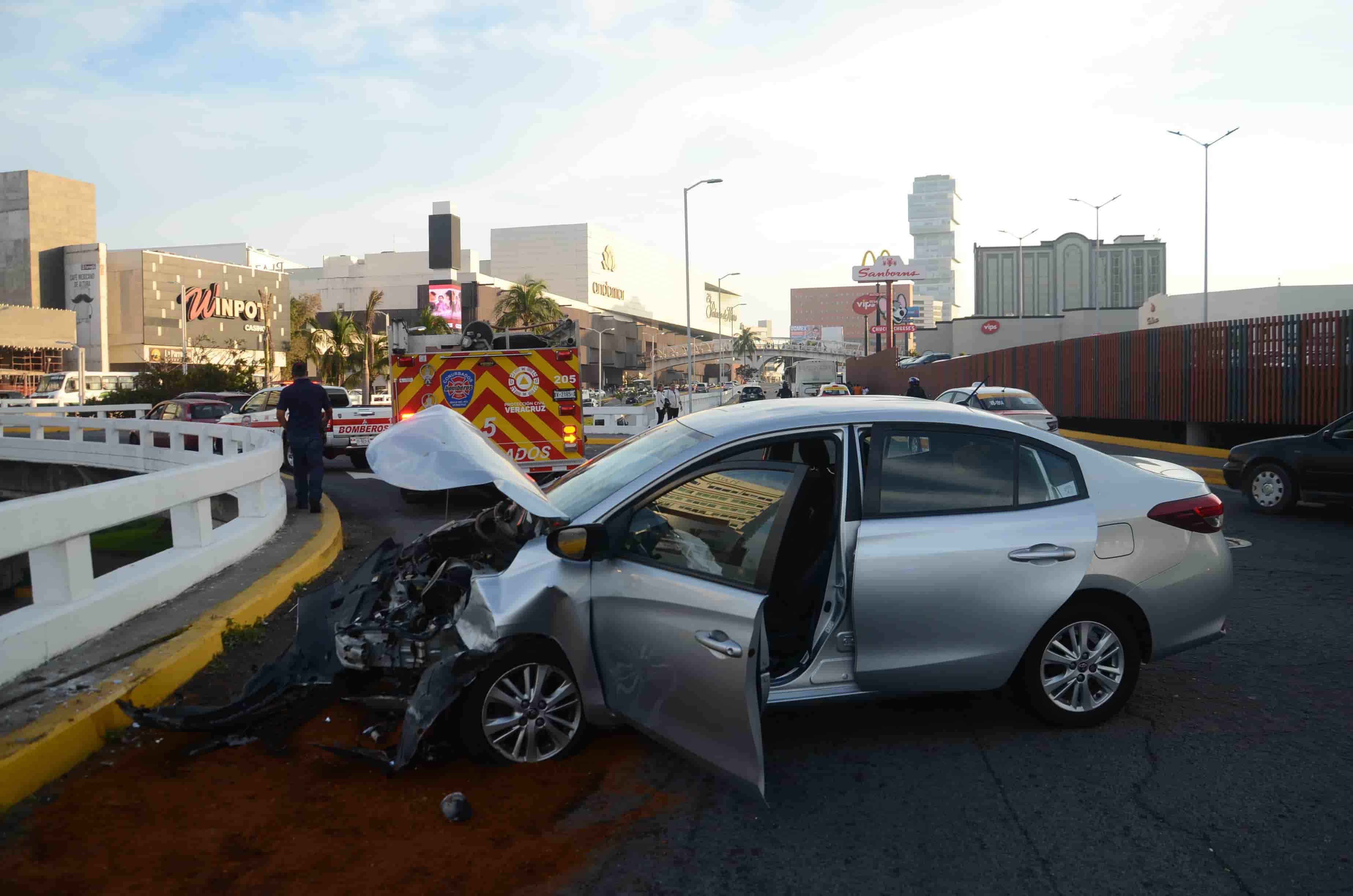 Mujer se desmaya y termina estrellada en su auto en puente de Boca del Río(+Video)