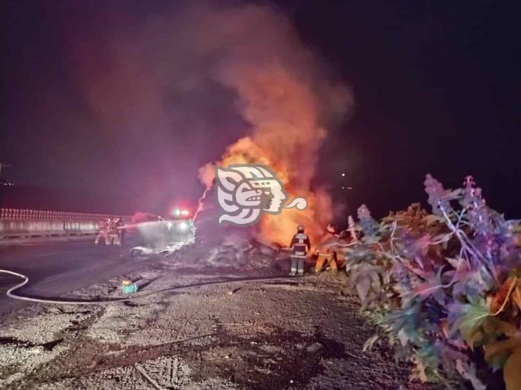 Remolque se incendia en autopista de Veracruz