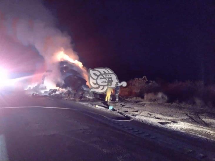 Remolque se incendia en autopista de Veracruz