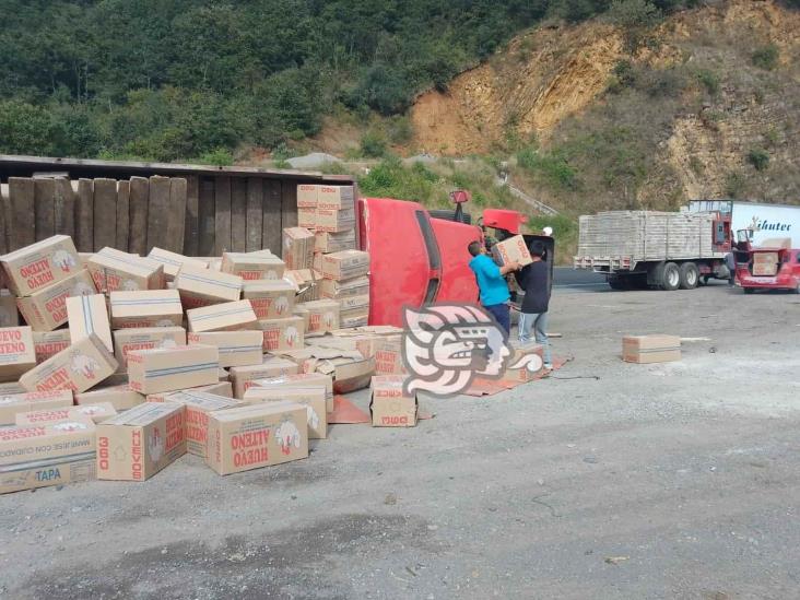 Rapiña a camión que se volteó en cumbres de Maltrata, Veracruz