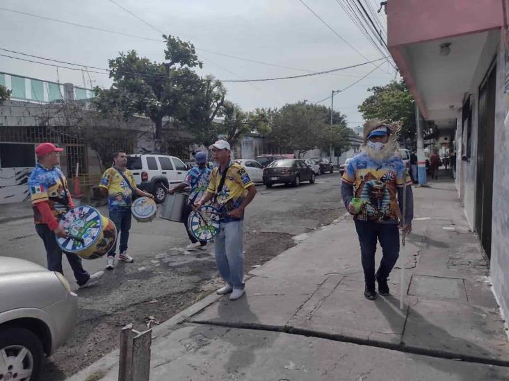 Con todo y batucada, se despide el Año Viejo en colonias de Veracruz