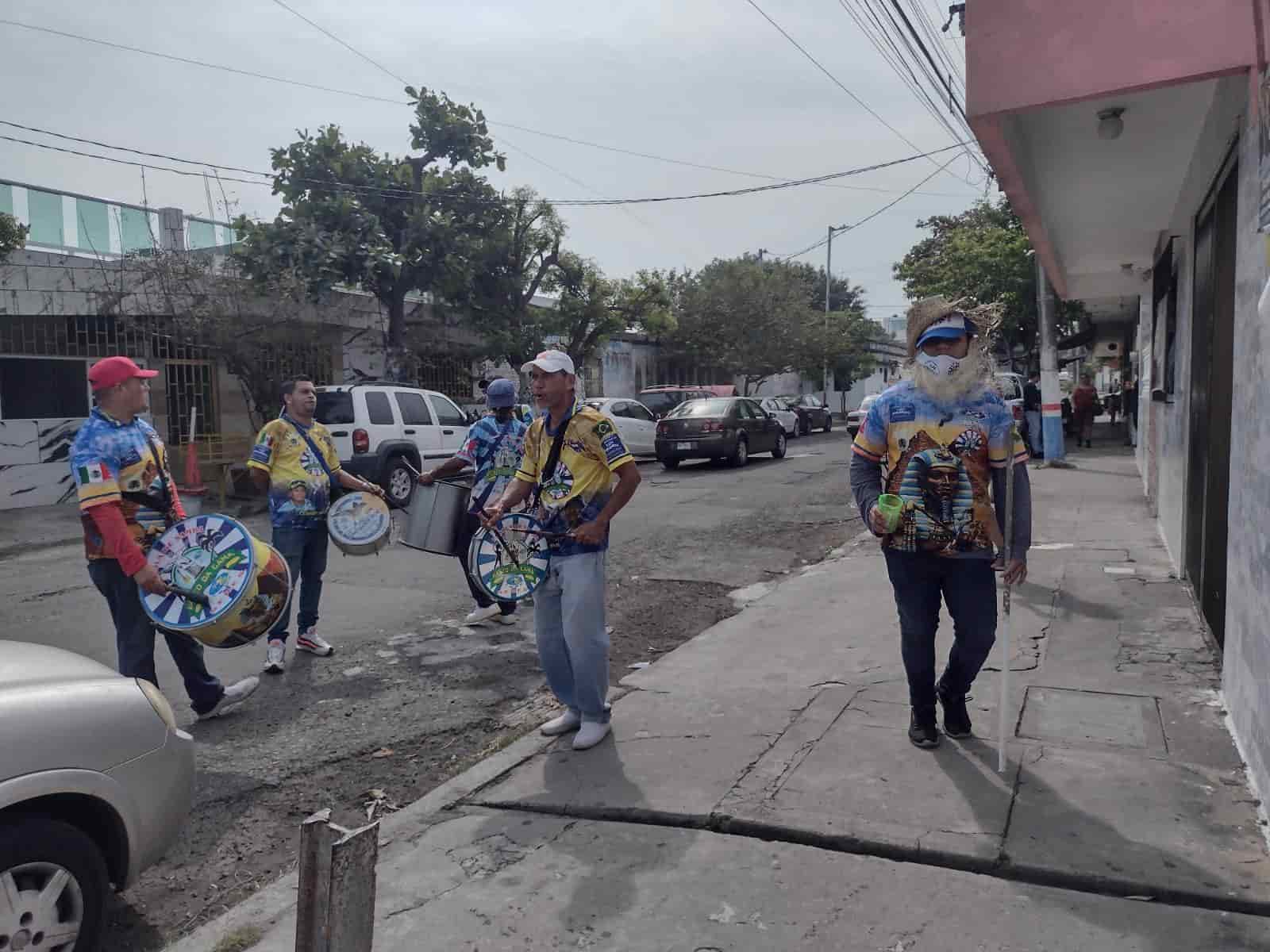 El viejo se despide en colonias de Veracruz con batucada