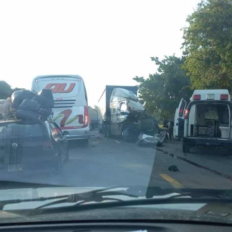 Choca tráiler con tractor de caña en Tierra Blanca; hay 2 heridos de gravedad