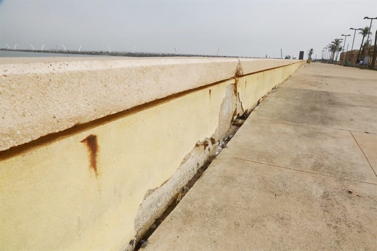 Presenta grietas muro entre la playa y el nuevo Hemiciclo