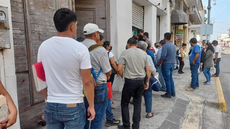 Automovilistas esperan más de tres horas para el canje de placas en Veracruz  (+ Video)