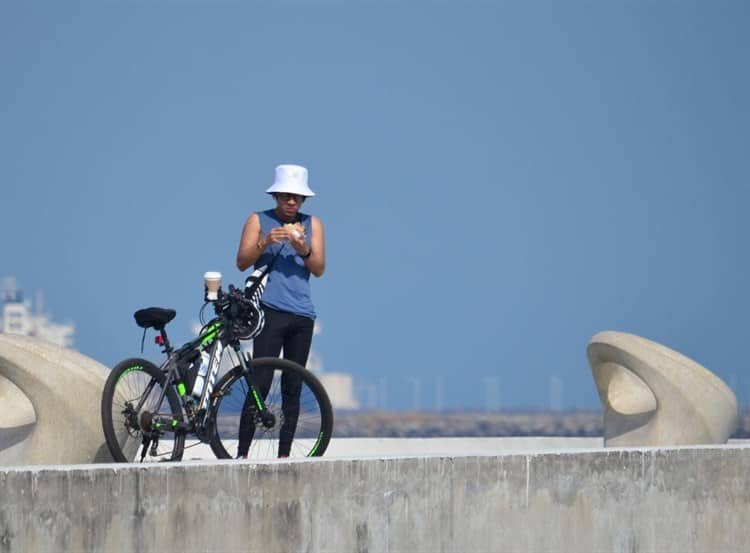 Después del norte, turistas pasean por el bulevar y malecón de Veracruz