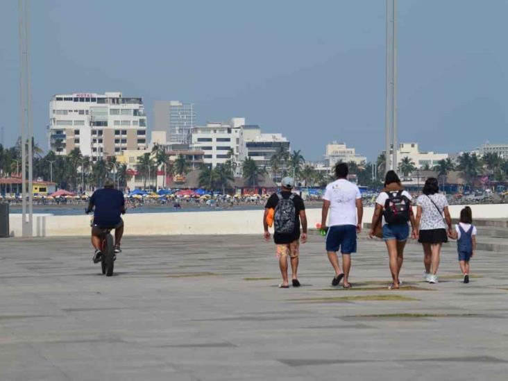 Después del norte, turistas pasean por el bulevar y malecón de Veracruz