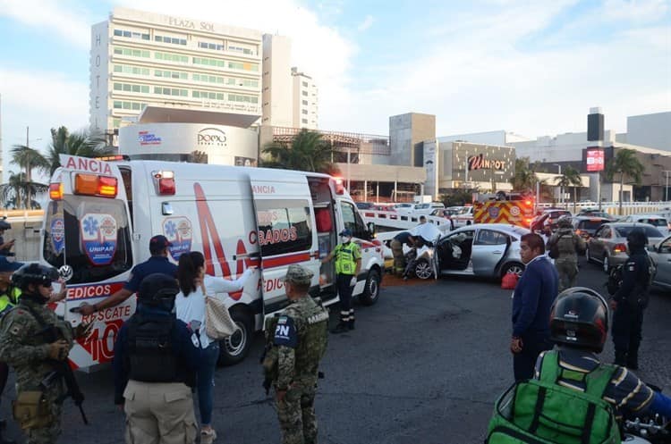 Mujer se desmaya y termina estrellada en su auto en puente de Boca del Río(+Video)