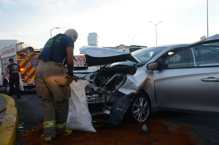 Mujer se desmaya y termina estrellada en su auto en puente de Boca del Río(+Video)