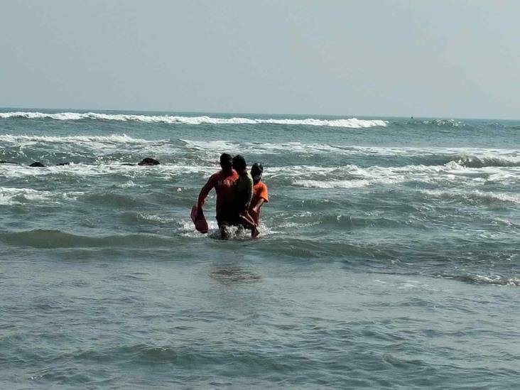 Rescatan a menores de ahogarse en Playa Chachalacas