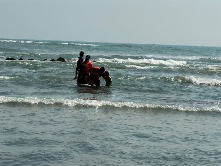 Rescatan a menores de ahogarse en Playa Chachalacas