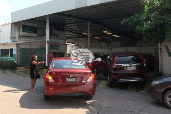 ¡Todo a la último! largas filas en verificentros de Coatzacoalcos