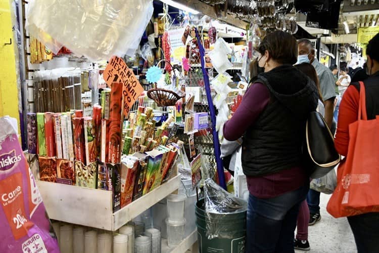 Limpias, veladoras e inciensos; xalapeños buscan amuletos para atraer la suerte en 2023