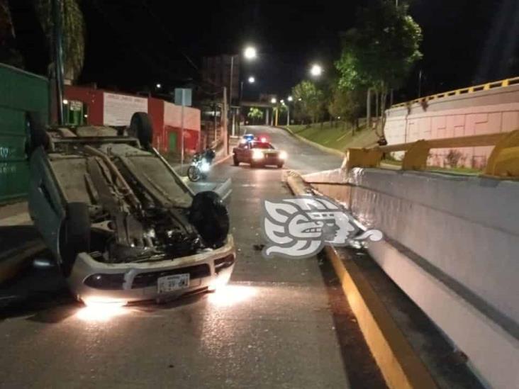 Abandonan auto volcado en Circuito Presidentes, en Xalapa