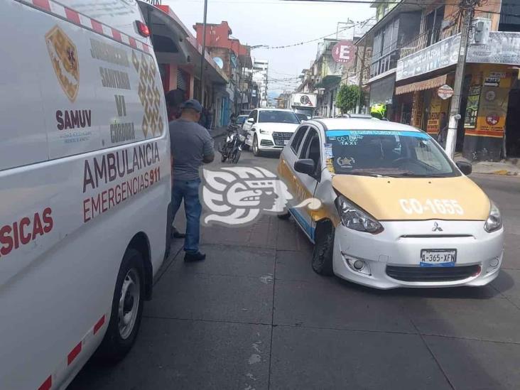 Se registra accidente en el centro de Córdoba; una mujer herida