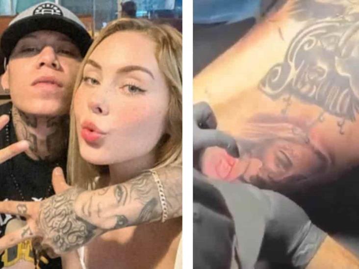 Santa Fe Klan, presume el tatuaje que tiene de su expareja en un programa de TV