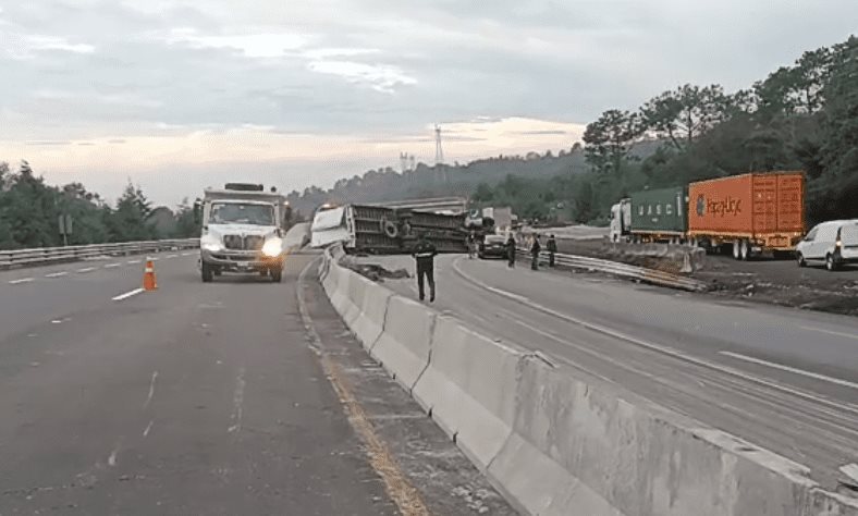 Rapiñan autopartes de tráiler volcado en libramiento de Xalapa