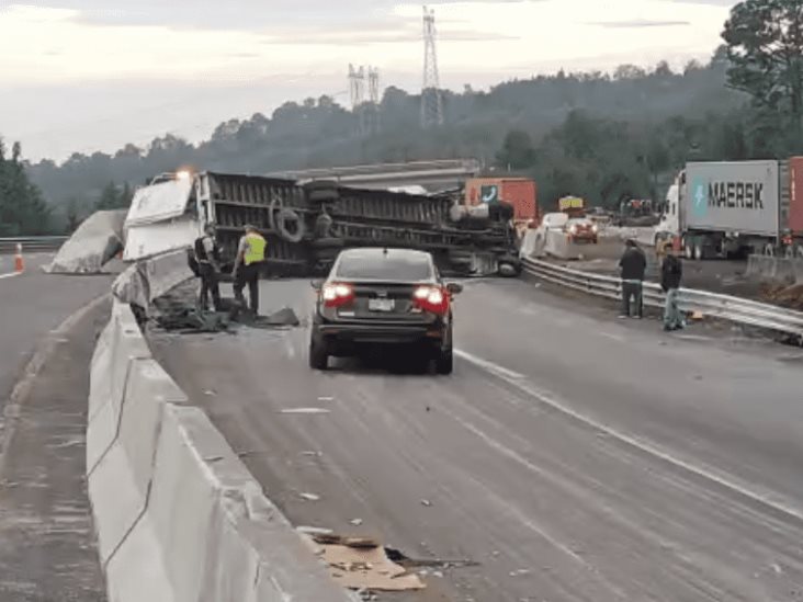 Rapiñan autopartes de tráiler volcado en libramiento de Xalapa