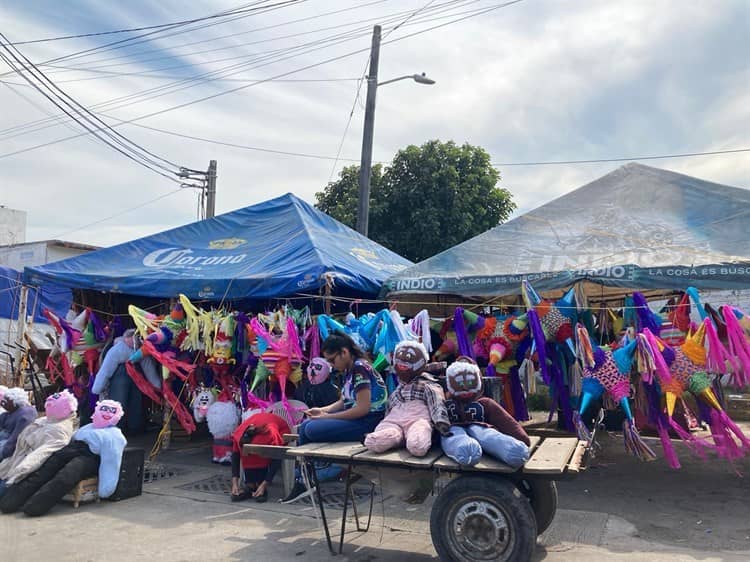 ¡Aún quedan viejos! Rematan muñecos en Mercado Malibrán