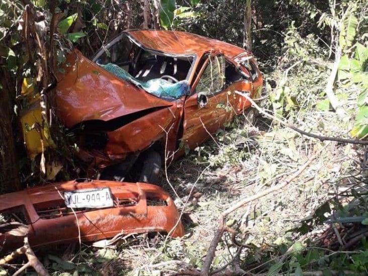 Mujer sufre volcadura en barranco de La Mancha