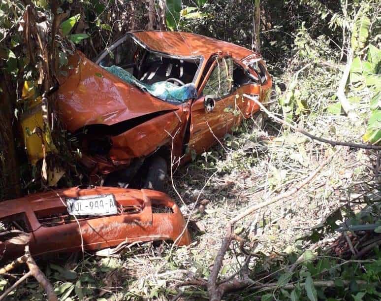 Mujer sufre volcadura en barranco de La Mancha