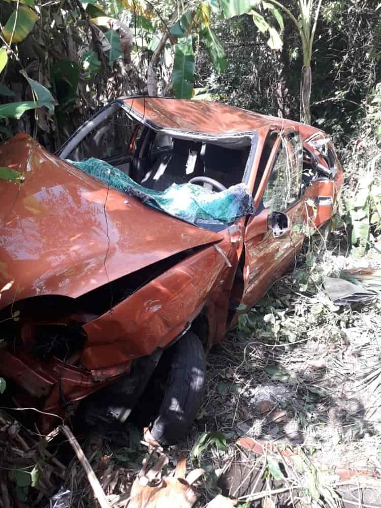 Mujer sufre volcadura en barranco de La Mancha