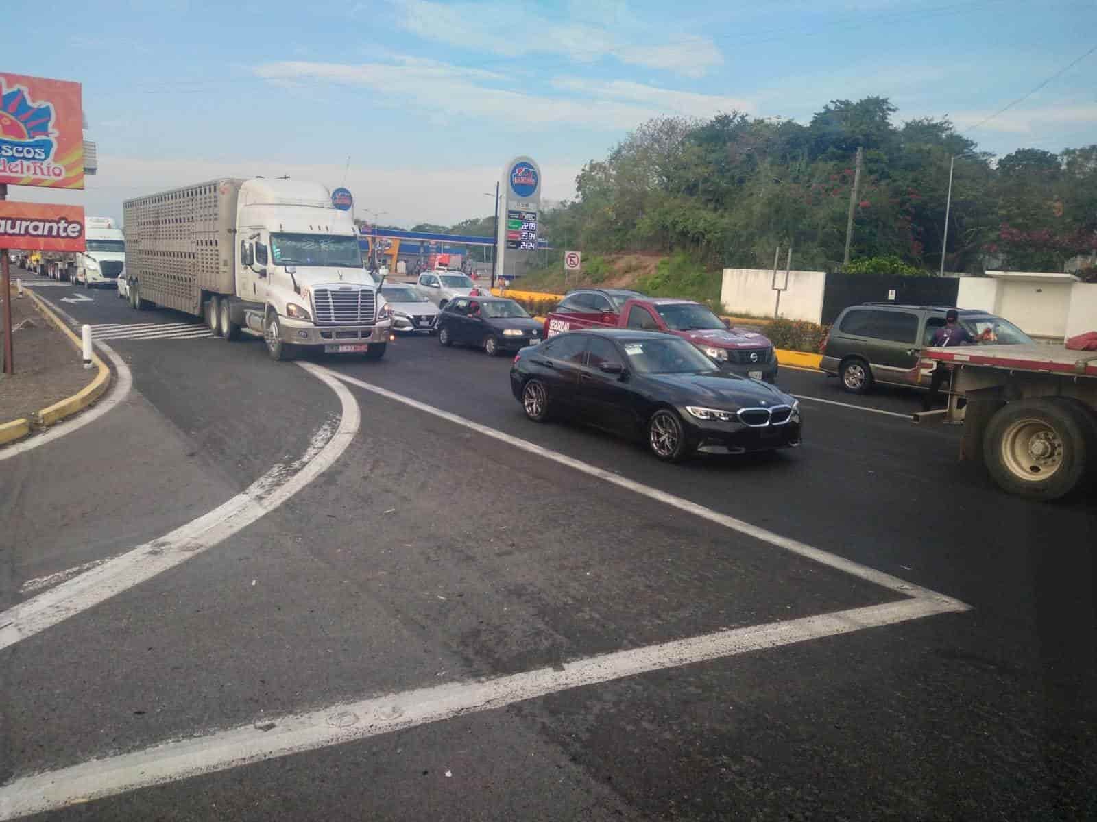 ¡Hasta una hora! Vehículos hacen largas filas para pasar en caseta de La Antigua