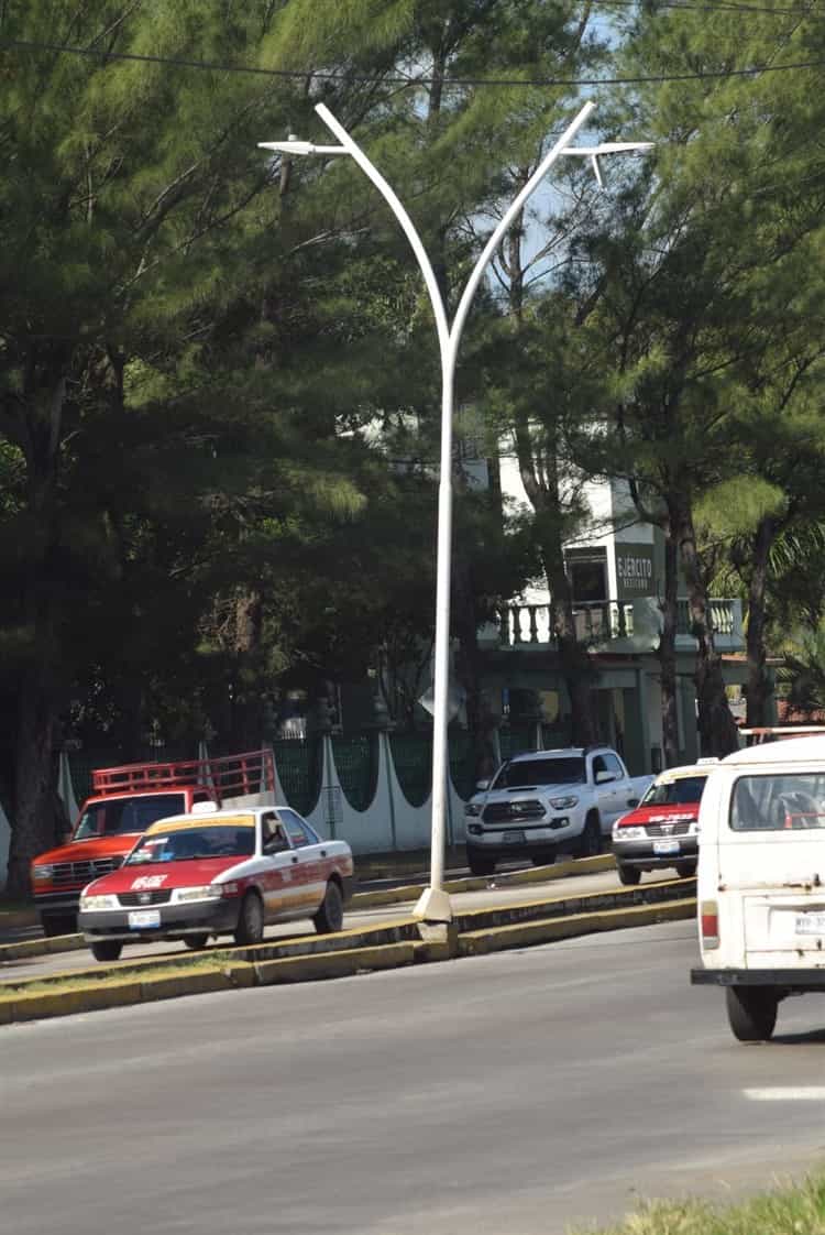 Piden atención por luminaria chueca en La Boticaria