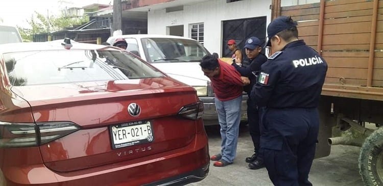 Ebrio conductor choca en calles de Misantla