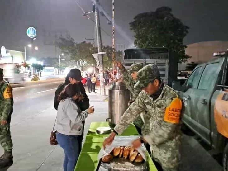 Sedena reparte pan, chocolate y café a personas en situación de calle en Boca del Río