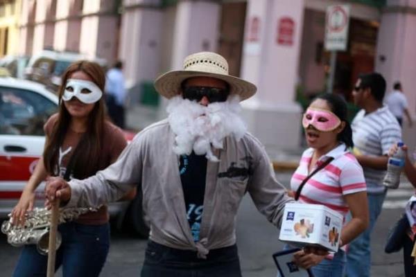 ¡Despiden el 2022! Veracruzanos salen a bailar el tradicional "viejo" en carreteras de Veracruz(+Video)