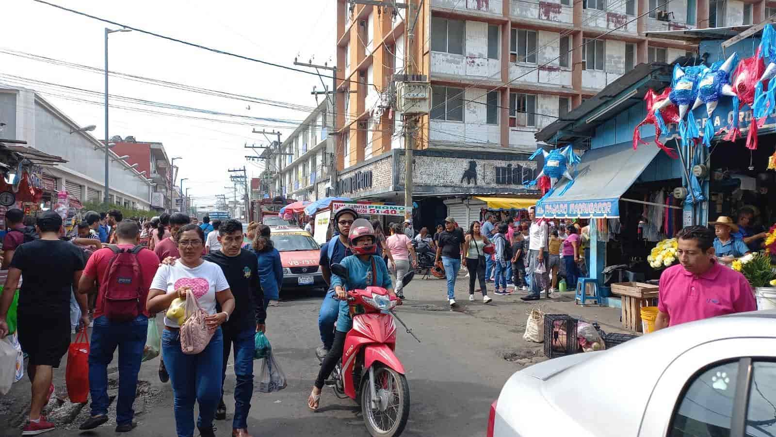 Ciudadanos aglomeran el centro de Veracruz con compras de última hora