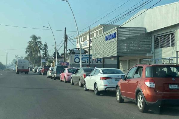 ¡A lo último!, veracruzanos pasan toda la noche haciendo filas en los verificentros