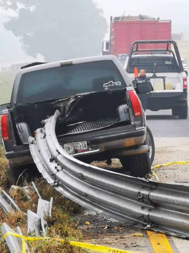 Pierde la vida poblano tras impactarse contra valla metálica en carretera de Veracruz