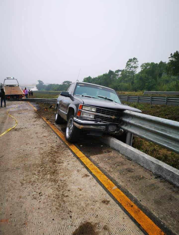 Fallece poblano tras impactarse contra valla metálica en la autopista 145D  Acayucan - La Tinaja