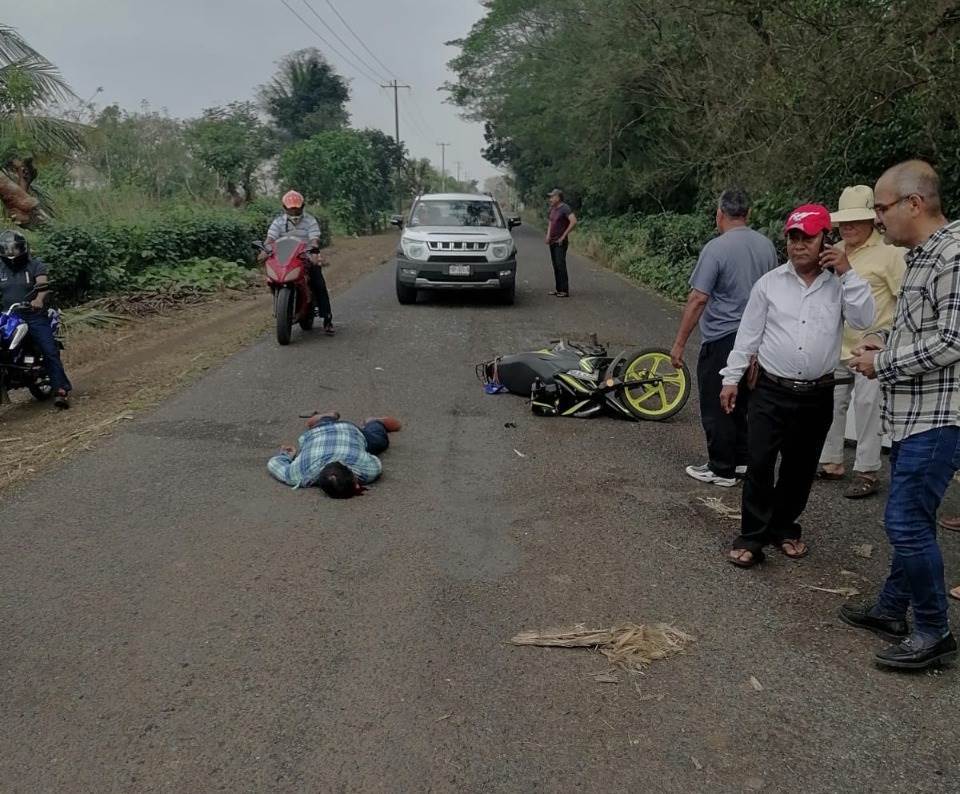 Ebrio motociclista sufre accidente en camino de Cabada