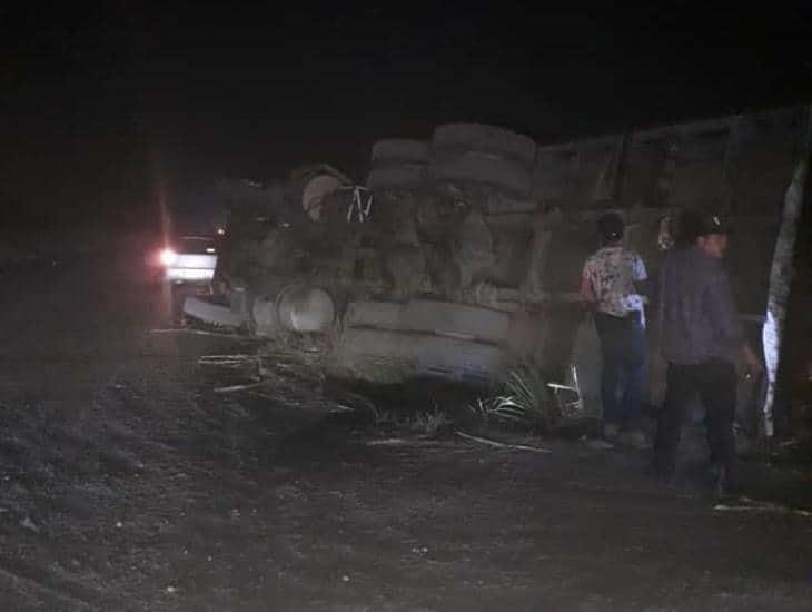 Vuelca camión cañero en Úrsulo Galván