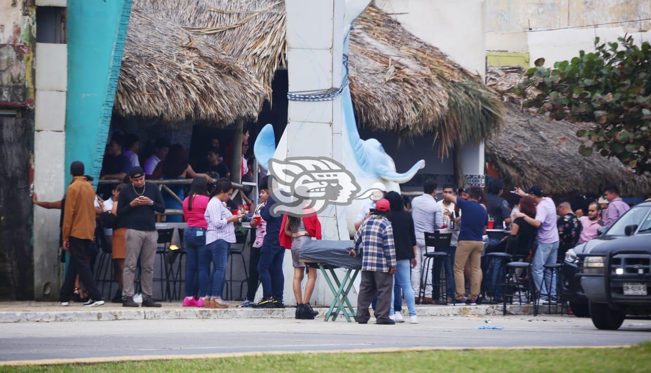 Jóvenes que disfrutaron la llegada de año nuevo, amanecen en el malecón