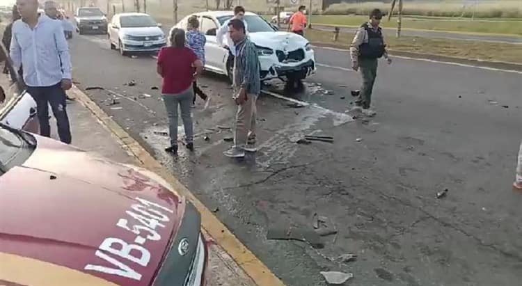Choque entre camioneta y taxi deja 2 heridos en la Riviera Veracruzana