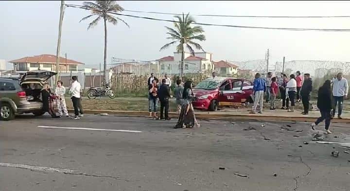 Choque entre camioneta y taxi deja 2 heridos en la Riviera Veracruzana