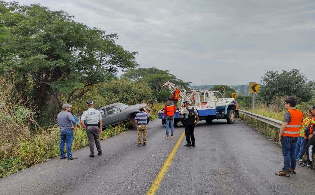 Camioneta se sale de la carretera tras zafarse del remolque en Actopan