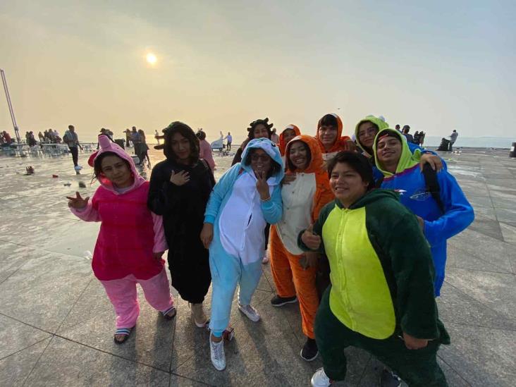 Con pijama, reciben el 2023 en el bulevar Ávila Camacho en Boca del Río