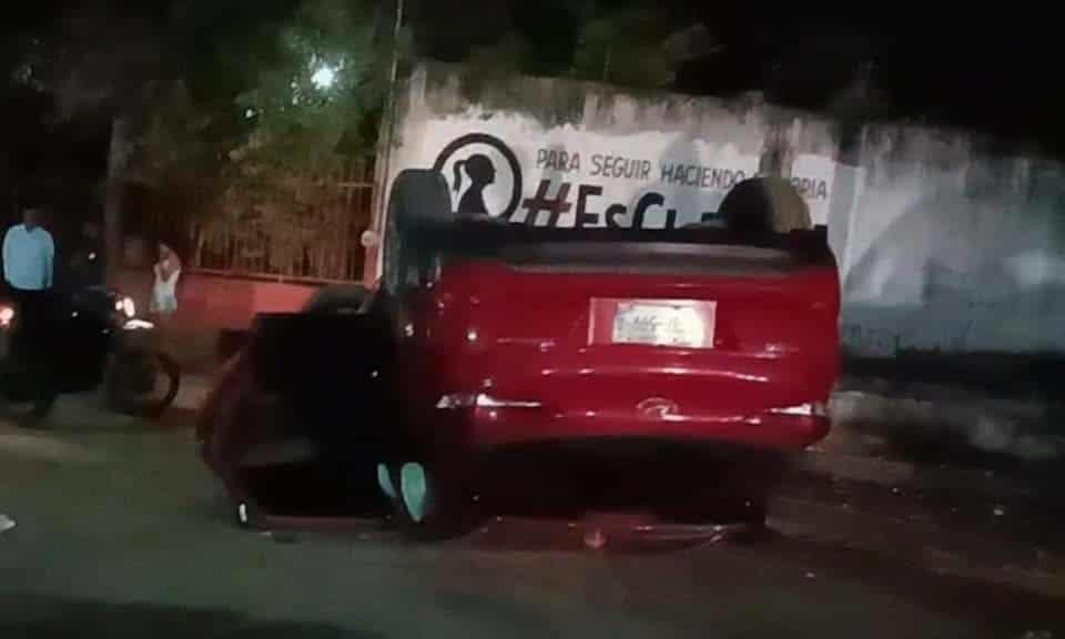 Pierde el control y vuelca su coche en calles de Tres Valles