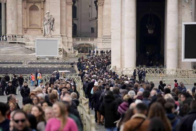 Miles de fieles aguardan para despedir a Benedicto XVI en Basílica de San Pedro