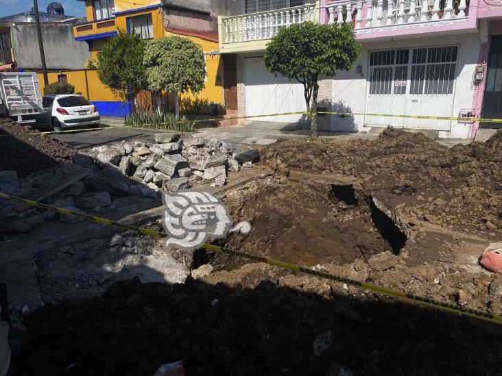 Tras meses abandonado, reparan hundimiento de calle Simón Bolívar en Xalapa