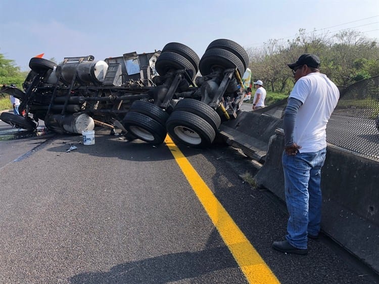 Aparatosa volcadura de tráiler en carretera Cardel-Veracruz